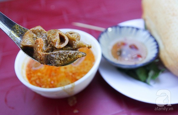 Khám Phá Hẻm 51 Cao Thắng: Thiên Đường Ẩm Thực Bình Dân Giữa Lòng Sài Gòn 9 Phá lấu ăn kèm bánh mì được ninh mềm vừa tới, đậm đà hương vị