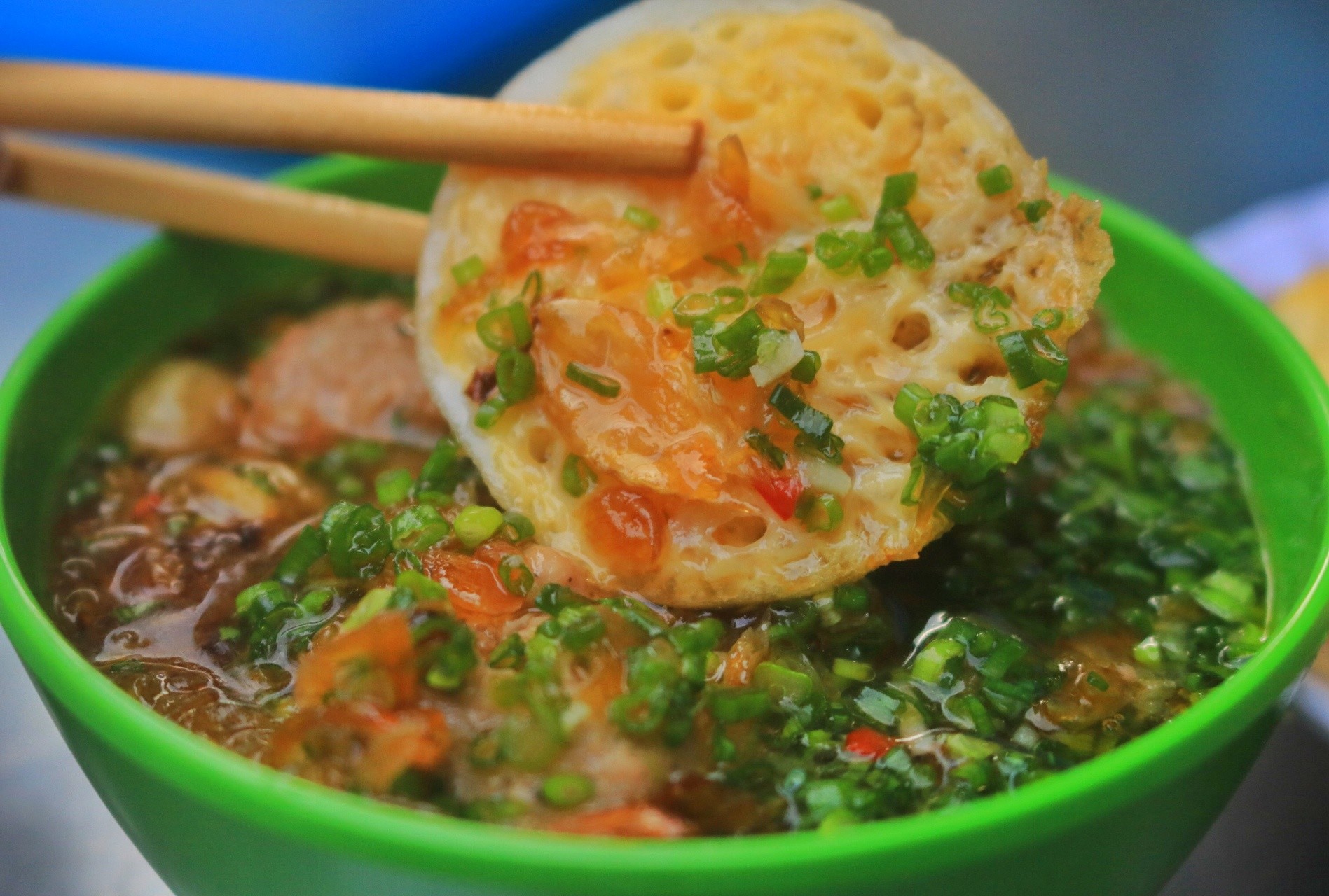 Khám Phá Gánh Bánh Căn Bùi Viện "Độc Nhất Vô Nhị": Hương Vị Xứ Nẫu Giữa Lòng Sài Gòn 7 Chấm phần bánh vào tô xíu mại, thực khách sẽ cảm nhận được hương vị đậm đà