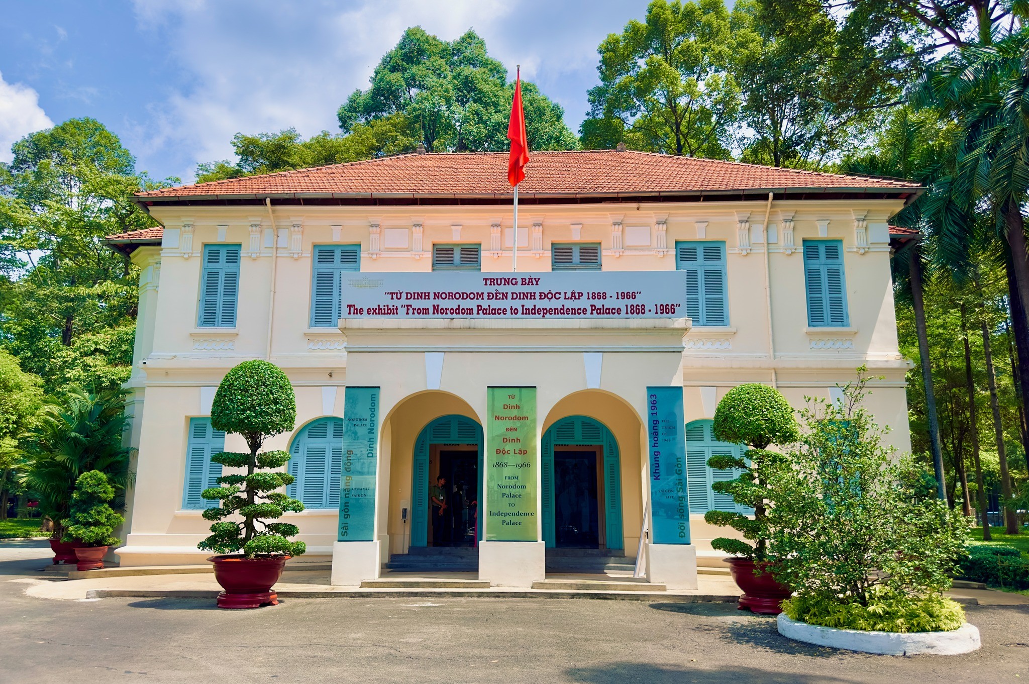 Dinh Độc Lập: Di Tích Quốc Gia Đặc Biệt và Biểu Tượng Lịch Sử Việt Nam 5 Một góc trưng bày các hiện vật lịch sử và tài liệu tại Dinh Độc Lập