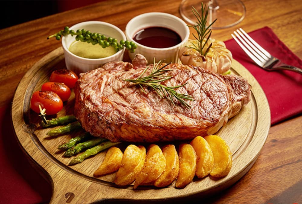 Khám phá Pub Sài Gòn: 14 Địa Điểm Hot Nhất Không Thể Bỏ Lỡ 24 Món beef steak chất lượng, thịt dày được phục vụ tại Carmen Bar