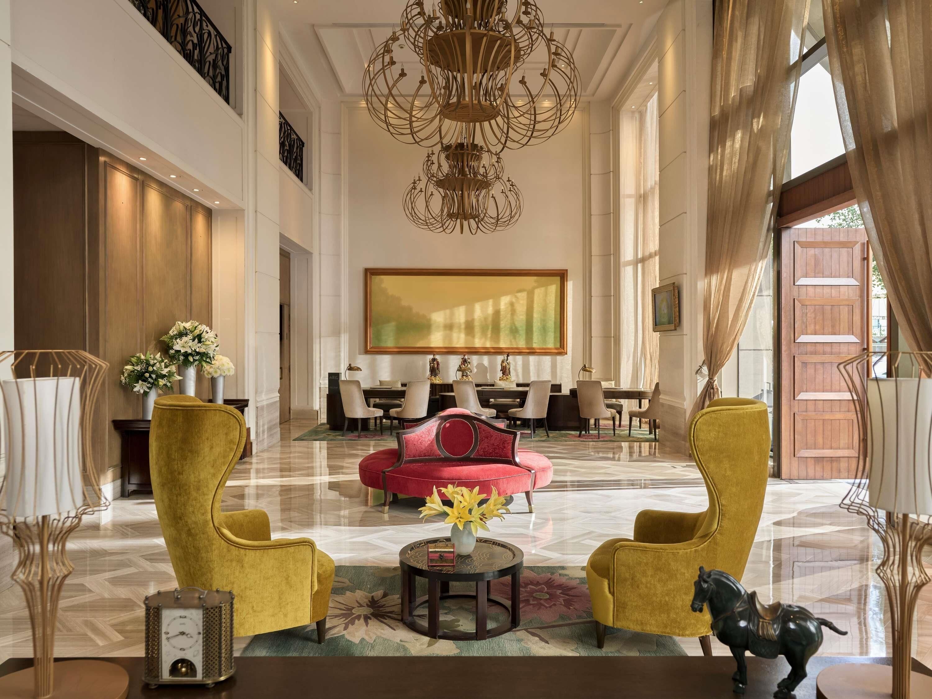 Hôtel des Arts Saigon: Nét Quyến Rũ Sang Trọng Giữa Lòng Thành Phố Hồ Chí Minh 7 Bàn ăn được trang trí sang trọng với dao dĩa và ly tách, sẵn sàng cho bữa tiệc