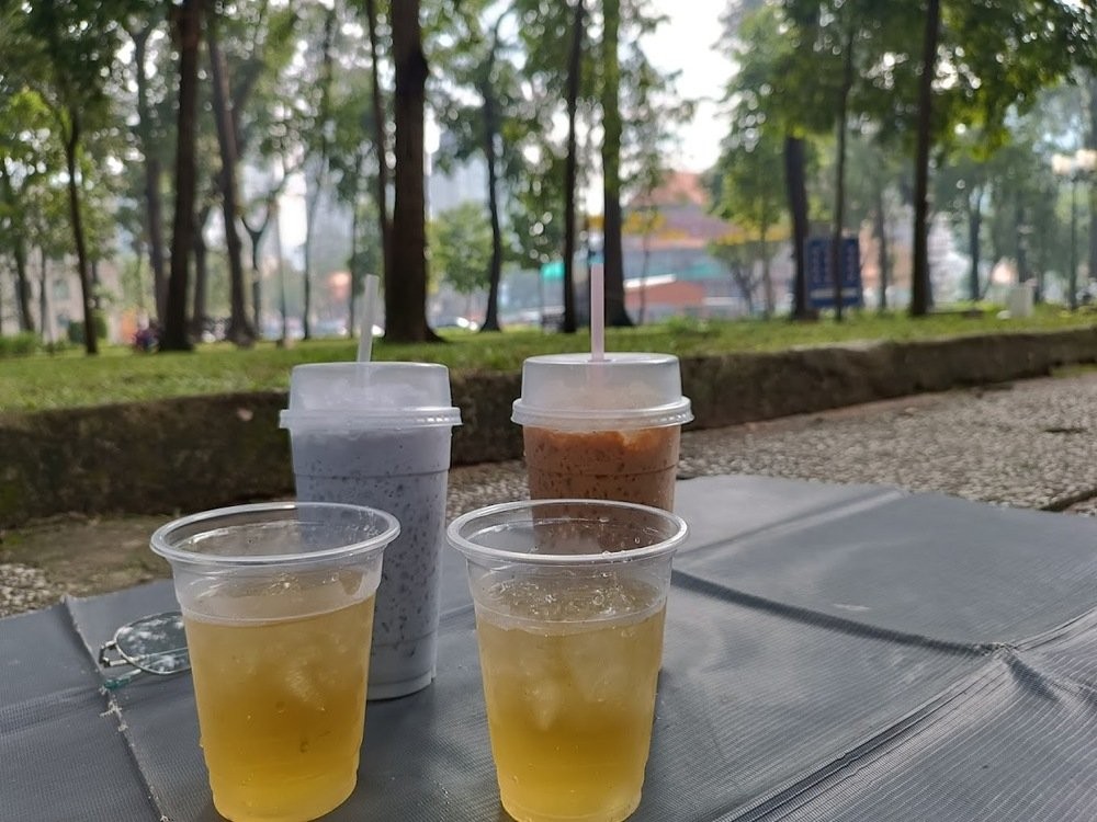 Khám Phá Nét Độc Đáo Của Văn Hóa Cà Phê Bệt Quận 1 Sài Gòn 21 Ly cà phê sữa đá đậm đà, món đồ uống được yêu thích tại cà phê bệt xe tải công viên 30/4.