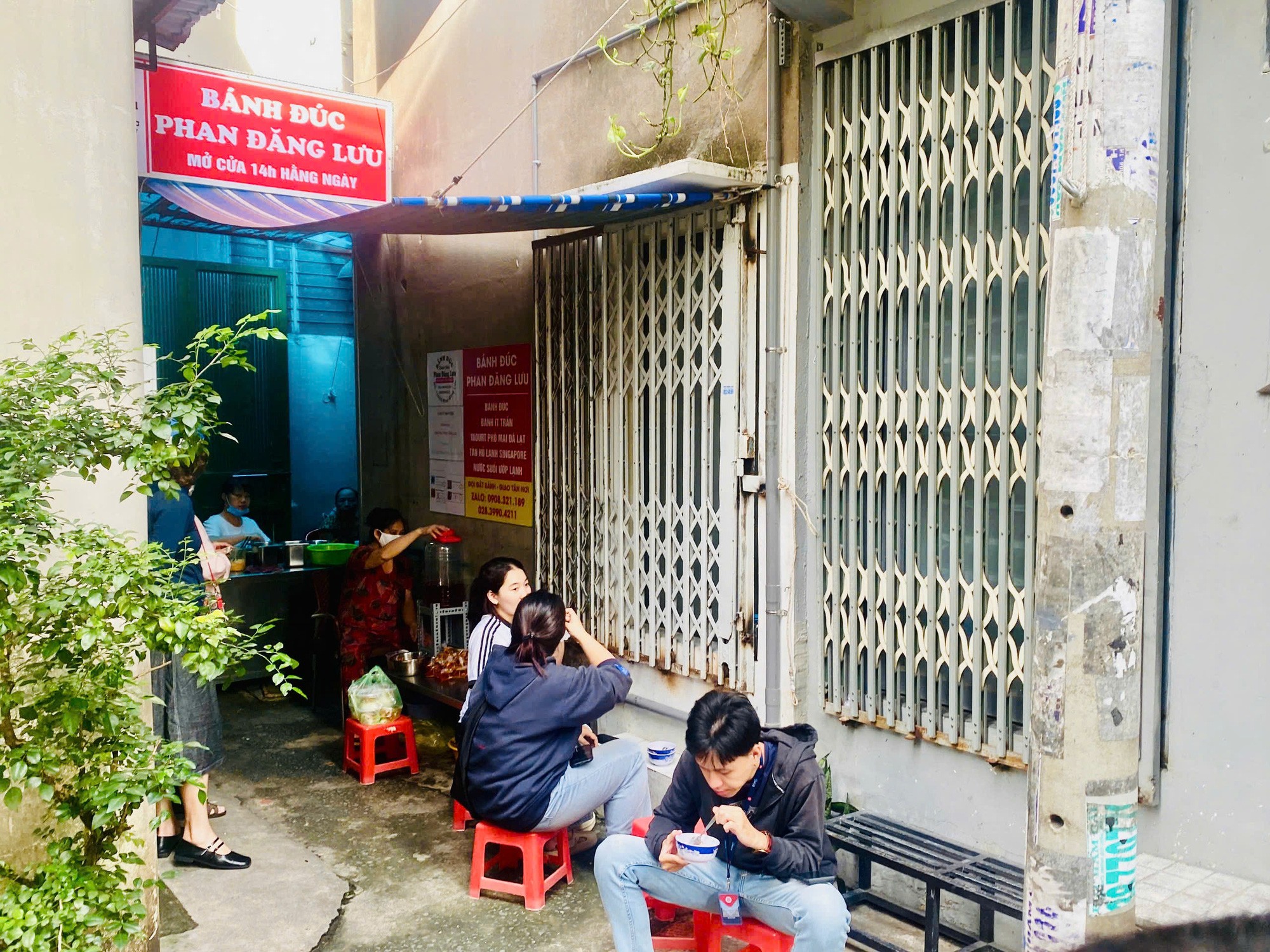 Bánh Đúc Phan Đăng Lưu: Hơn 40 Năm Vị Ngon Bình Dị Ghi Dấu Ký Ức Sài Gòn 8 Con hẻm nhỏ dẫn vào quán bánh đúc Phan Đăng Lưu ở quận Phú Nhuận