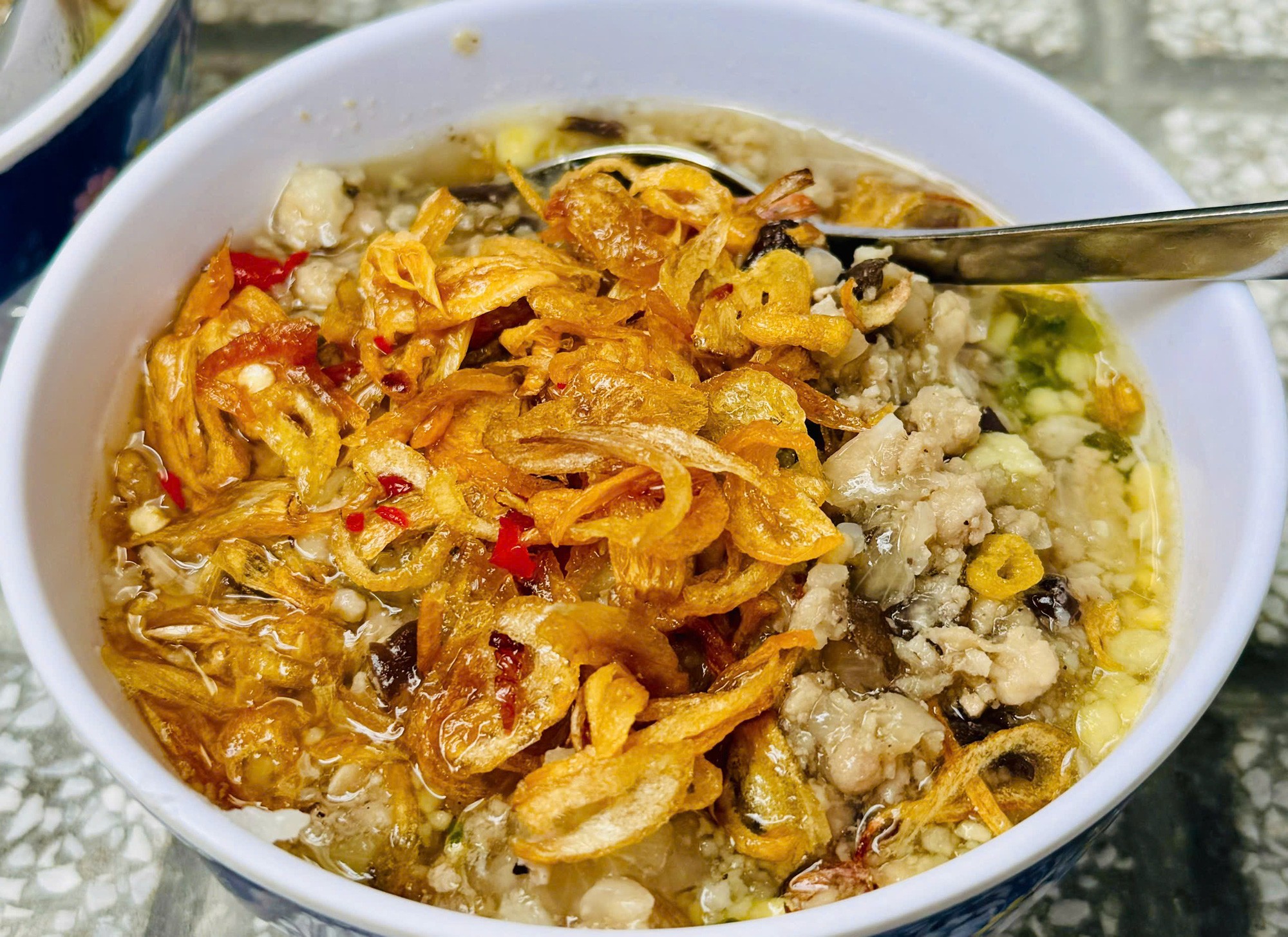 Một chén bánh đúc Phan Đăng Lưu đầy đủ với các loại topping hấp dẫn