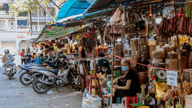 Khám Phá Chợ Lớn Sài Gòn: Trung Tâm Văn Hóa và Thương Mại Đầy Sức Hút 7 Sự đa dạng của các mặt hàng khô tại Chợ Lớn Sài Gòn