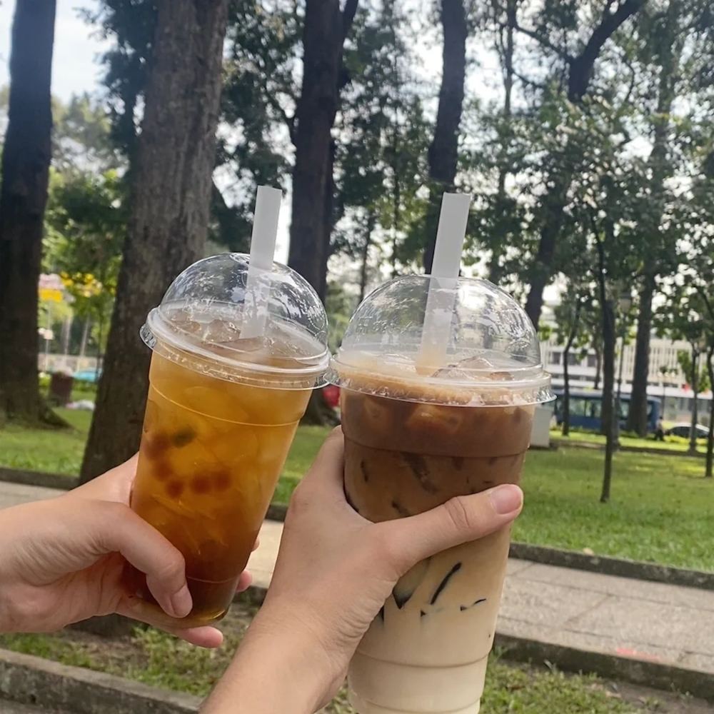 Khám Phá Nét Độc Đáo Của Văn Hóa Cà Phê Bệt Quận 1 Sài Gòn 27 Đồ uống đa dạng như cà phê sữa tươi sương sáo, trà tắc được phục vụ chu đáo tại Bích cafe bệt.