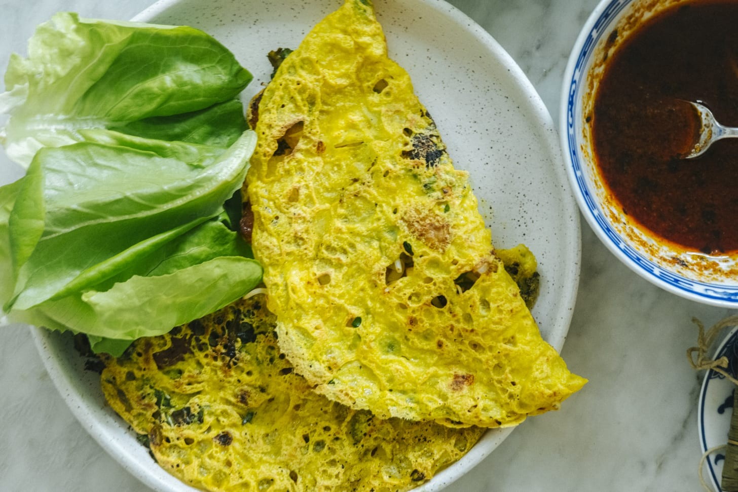 Bánh Xèo Chay Nấm Đậu Phụ: Công Thức Giòn Ngon Chuẩn Vị Tại Nhà 5 Bánh xèo chay nấm đậu phụ giòn rụm trên đĩa