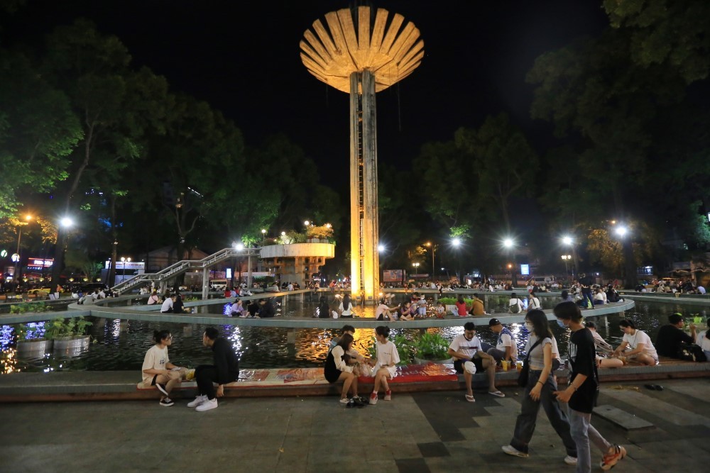 Quận 3 Có Gì Chơi? Khám Phá Trọn Vẹn Nét Đẹp Văn Hóa, Ẩm Thực và Giải Trí Sài Gòn 10 Khung cảnh lung linh về đêm của Hồ Con Rùa, địa điểm vui chơi ở Quận 3