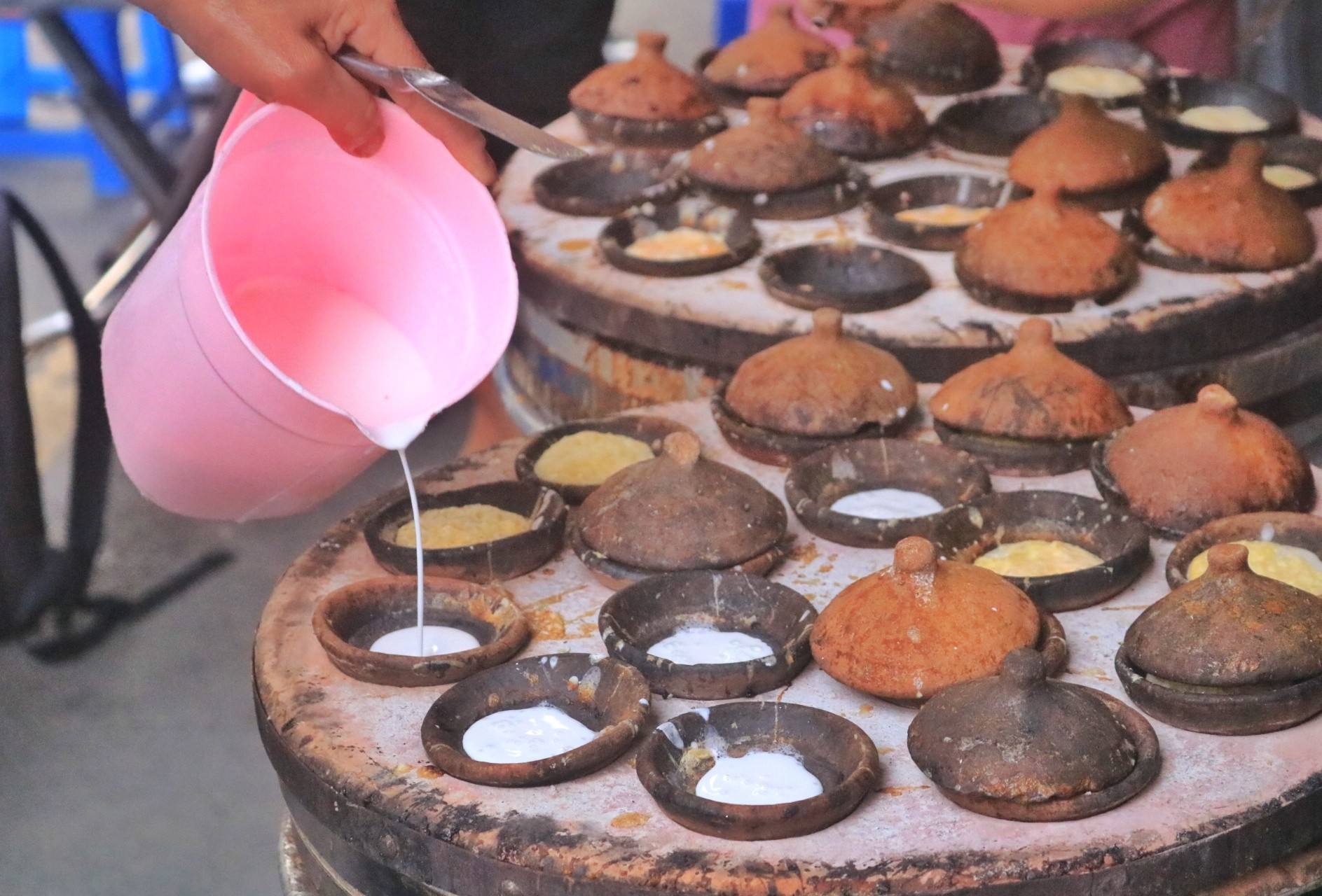 Khám Phá Gánh Bánh Căn Bùi Viện "Độc Nhất Vô Nhị": Hương Vị Xứ Nẫu Giữa Lòng Sài Gòn 6 Bột bánh căn được pha chế theo công thức riêng của bà chủ