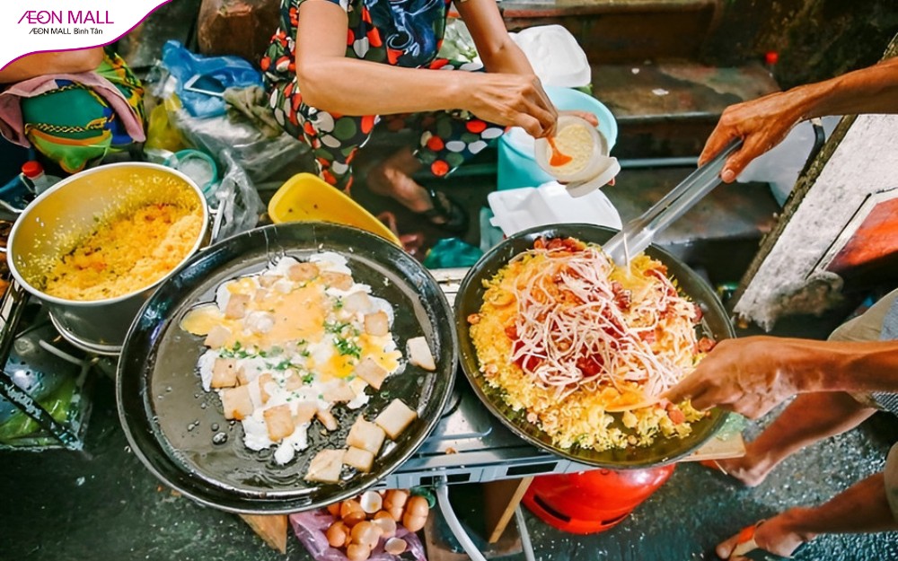 Khám Phá 20+ Địa Điểm Ăn Vặt & Ăn Đêm Sài Gòn Ngon Bổ Rẻ Không Thể Bỏ Qua 13 Khách hàng tấp nập tại một quán ăn vặt trong hẻm 76 Hai Bà Trưng vào buổi chiều