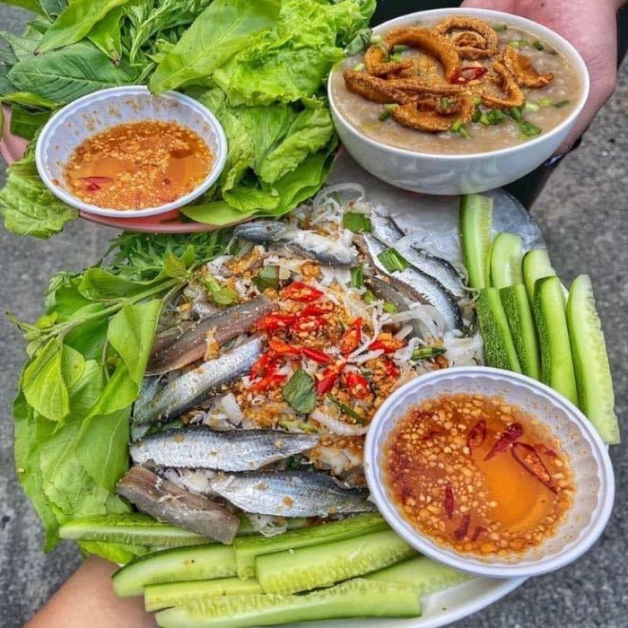 Đĩa gỏi cá trích tươi ngon với rau sống và nước chấm