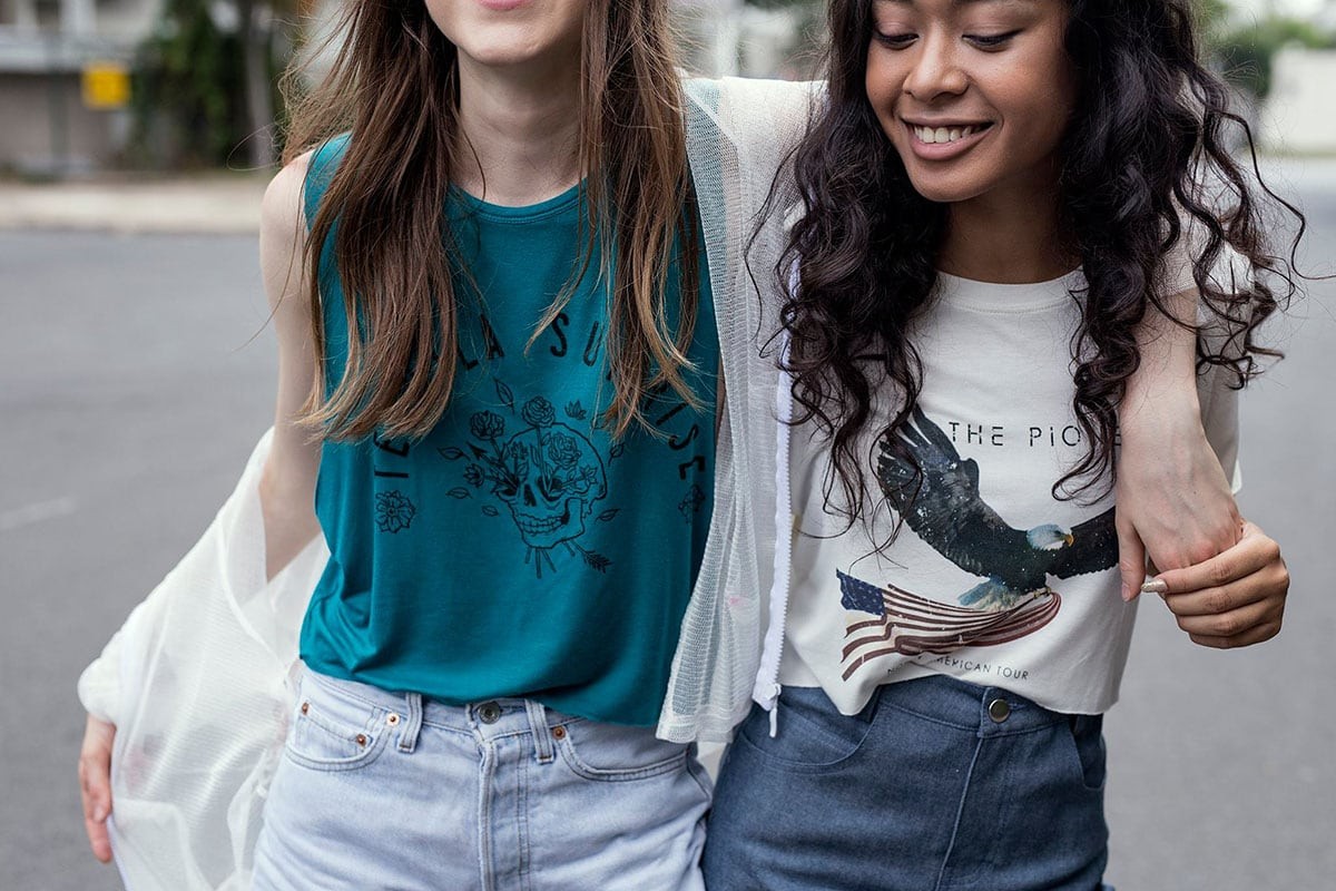 Khám phá 5 Con Đường Thời Trang Sài Gòn Nổi Bật Dành Cho Tín Đồ Mua Sắm 9 Một góc cửa hàng thời trang với phong cách retro và hipster tại chung cư cũ