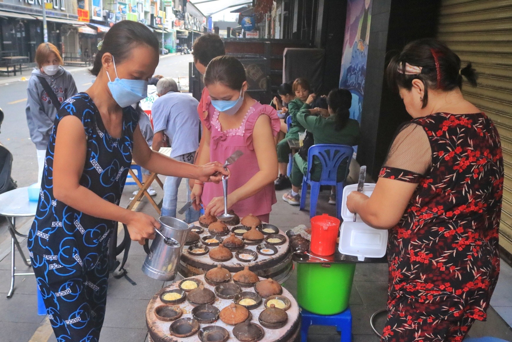 Chủ quán và người thân tất bật chuẩn bị món ăn từ sáng sớm