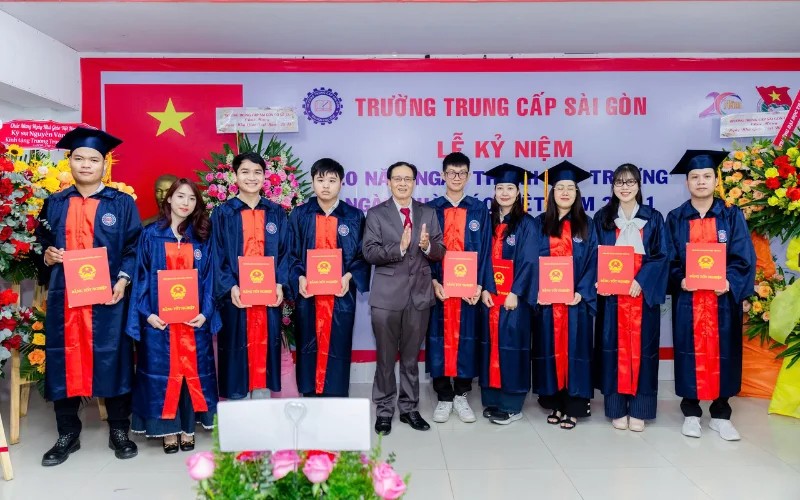Học nghề tại Trường Trung cấp Sài Gòn: Lộ trình vững chắc cho tương lai 5 Nhóm sinh viên tốt nghiệp Trường Trung cấp Sài Gòn mặc áo cử nhân