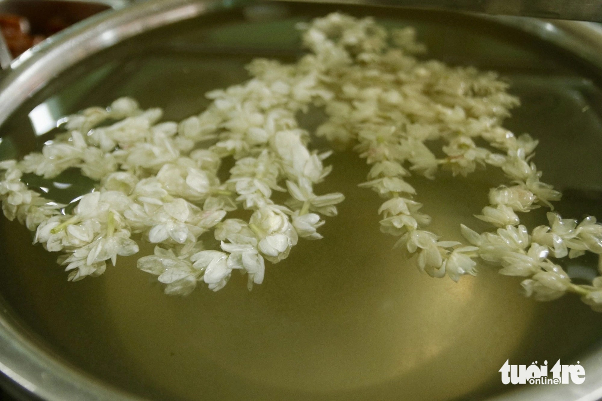 Chè Hiển Khánh: Dấu Ấn Lịch Sử Và Nỗi Nhớ Sài Gòn Xưa 6 Nước đường hoa nhài đặc biệt làm nên hương vị thanh thoát cho ly chè Hiển Khánh