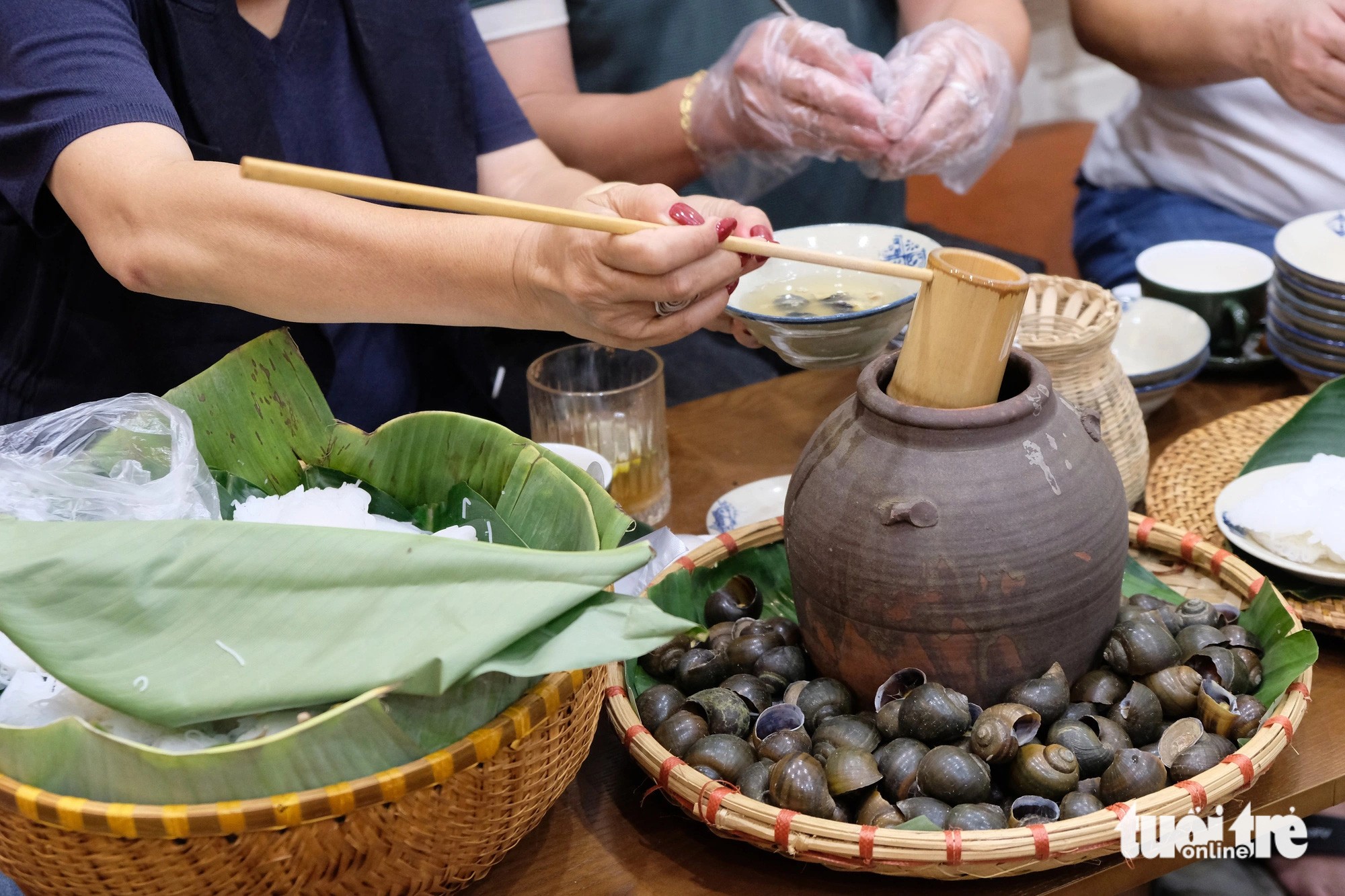 Bún Ốc Nguội Hà Nội: Tinh Hoa Ẩm Thực và Câu Chuyện "Ốc Tháng Mười" 5 Chiếc giuộc tre nhỏ được sử dụng để múc nước ốc, một dụng cụ không thể thiếu trong gánh bún ốc nguội truyền thống