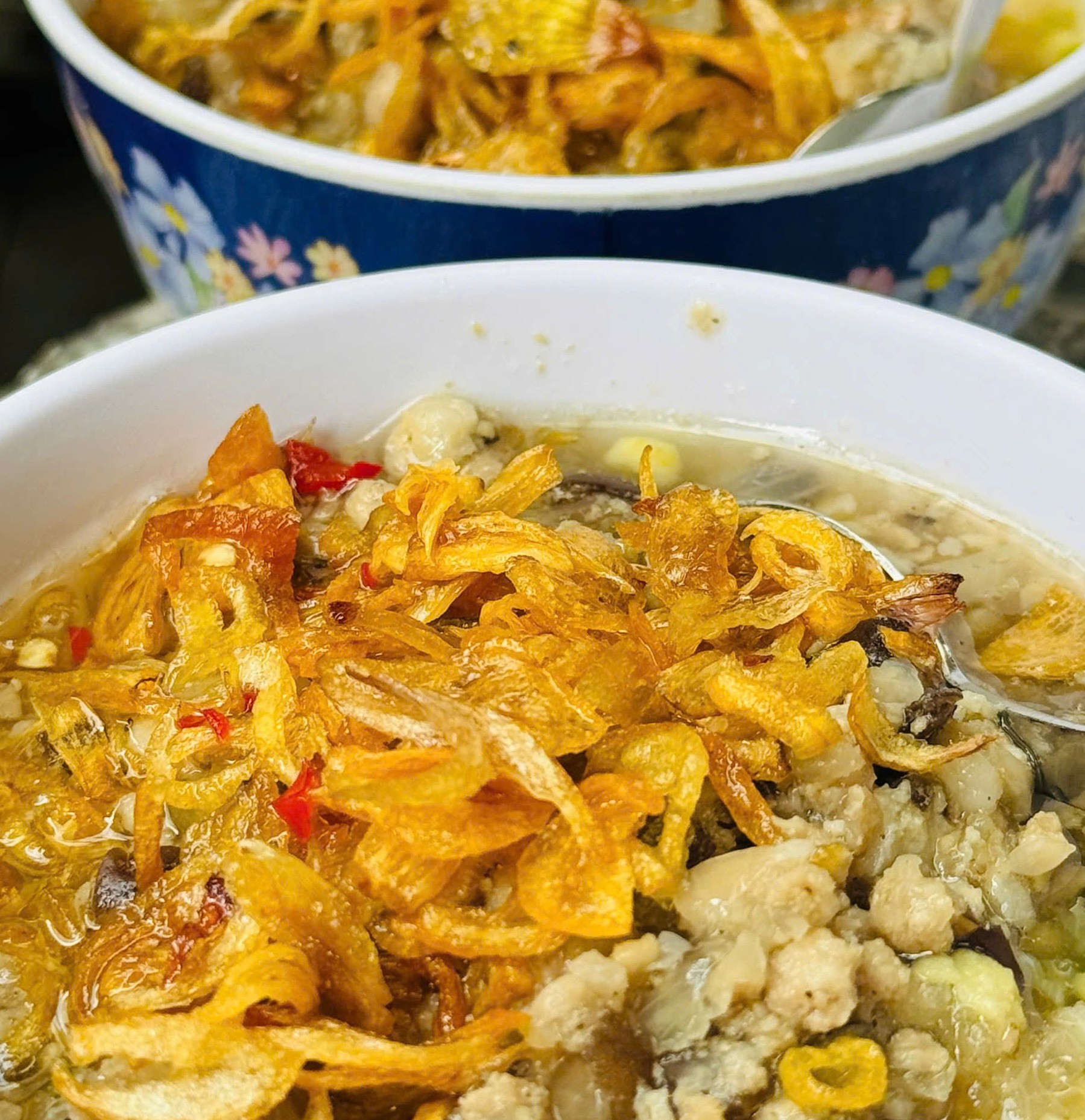 Bánh Đúc Phan Đăng Lưu: Hơn 40 Năm Vị Ngon Bình Dị Ghi Dấu Ký Ức Sài Gòn 7 Cận cảnh lớp hành phi giòn rụm phủ trên chén bánh đúc