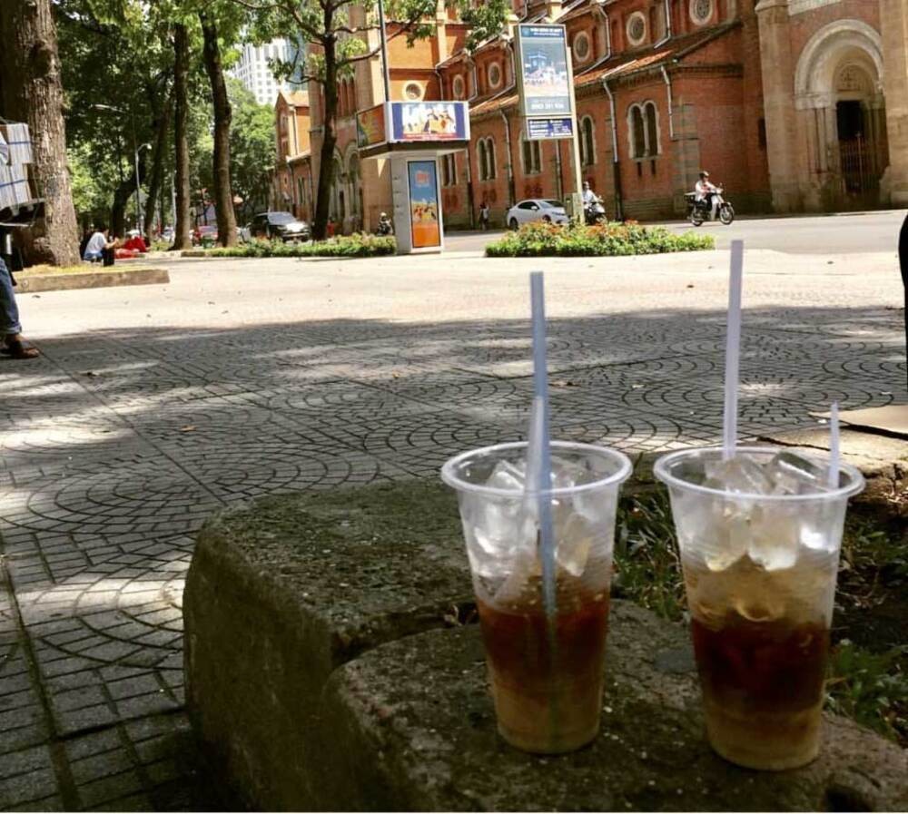 Khám Phá Nét Độc Đáo Của Văn Hóa Cà Phê Bệt Quận 1 Sài Gòn 30 Ly cà phê đen đá đơn giản nhưng đậm đà, được nhiều người yêu thích tại cà phê bệt Nhà Thờ Đức Bà.