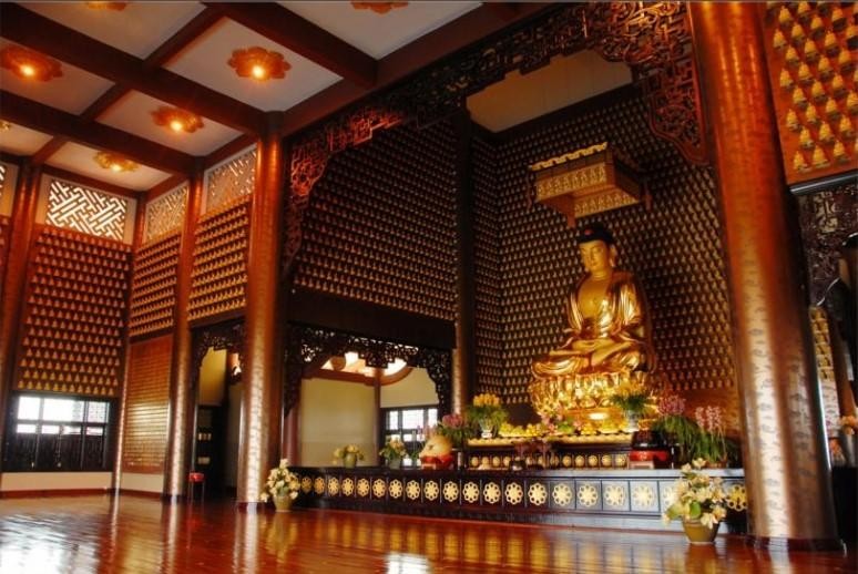 Chùa Huệ Nghiêm Bình Tân: Cổ Tự Lâu Đời Và Nét Đẹp Tâm Linh Sài Gòn 7 Không gian nội thất Chánh Điện trang nghiêm tại Chùa Huệ Nghiêm Bình Tân