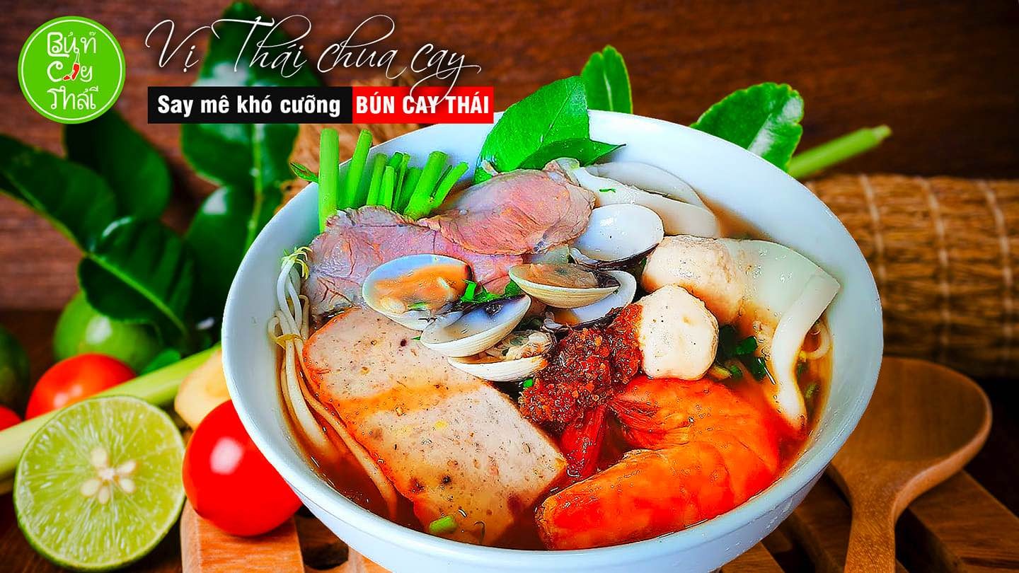 Tô bún Thái cay nóng hổi với nước dùng đỏ cam hấp dẫn, tôm và rau sống