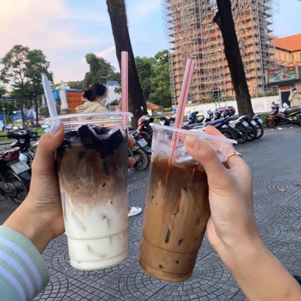 Khám Phá Nét Độc Đáo Của Văn Hóa Cà Phê Bệt Quận 1 Sài Gòn 18 Ly cà phê sữa thơm ngon, món đồ uống được nhiều khách hàng yêu thích tại quán.