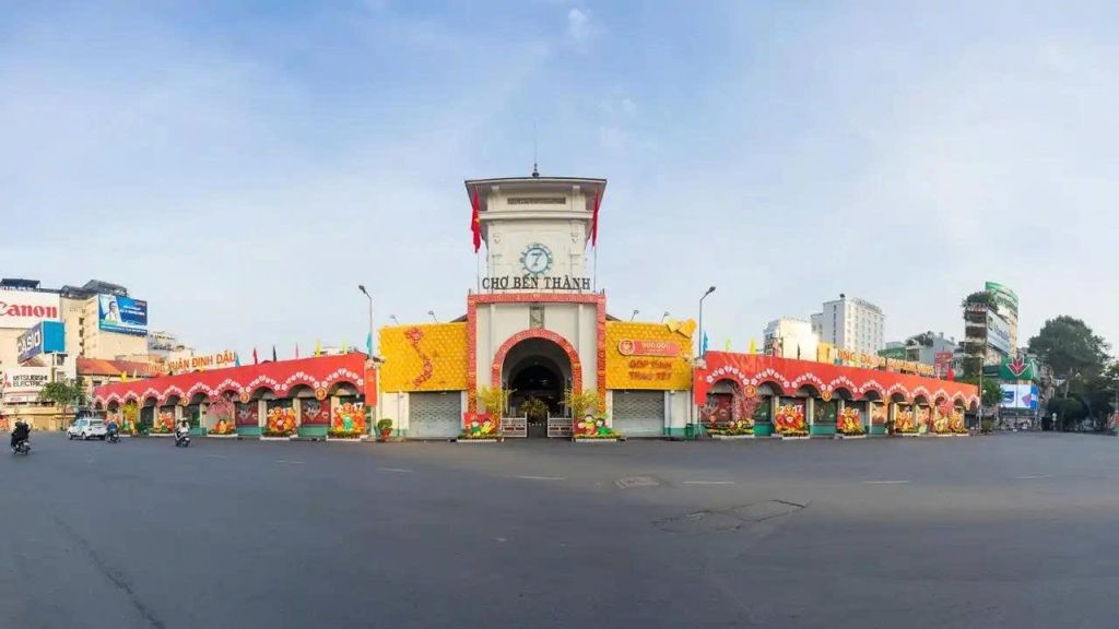 Khám Phá Sài Gòn Trong 1 Ngày: Lịch Trình Chi Tiết Từ Sáng Đến Tối Đầy Hấp Dẫn 9 Không gian ẩm thực đường phố sôi động tại Chợ Bến Thành