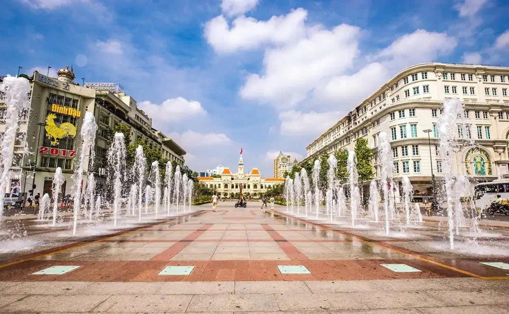 Khám Phá Sài Gòn Trong 1 Ngày: Lịch Trình Chi Tiết Từ Sáng Đến Tối Đầy Hấp Dẫn 11 Không khí sôi động và rực rỡ tại Phố đi bộ Nguyễn Huệ