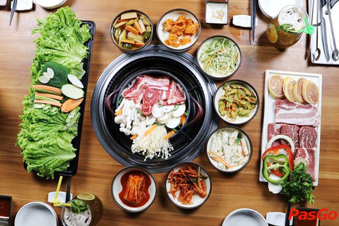 Khám Phá King BBQ Buffet: Thiên Đường Nướng Hàn Quốc Đậm Đà Giữa Lòng Sài Gòn 10 Bát lẩu bò nghi ngút khói với nước dùng đậm đà và nguyên liệu tươi ngon