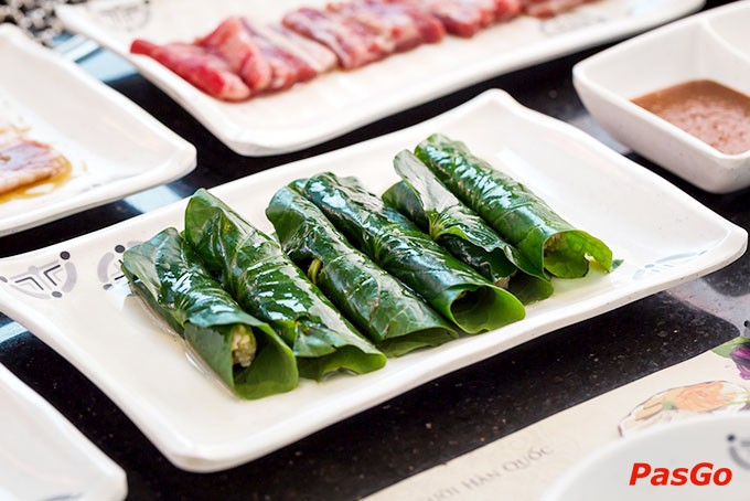 Khám Phá King BBQ Buffet: Thiên Đường Nướng Hàn Quốc Đậm Đà Giữa Lòng Sài Gòn 8 Miếng sườn bò King lớn, dày dặn được tẩm ướp sốt đặc trưng chuẩn bị nướng