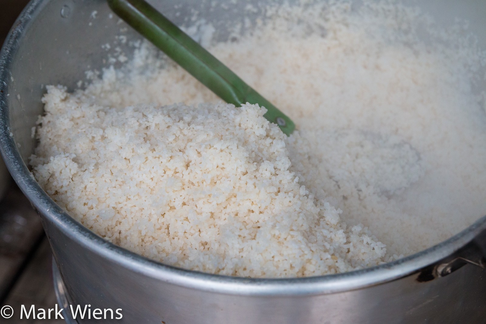 Nồi cơm tấm (gạo tấm) nóng hổi, thơm lừng vừa mới được hấp chín