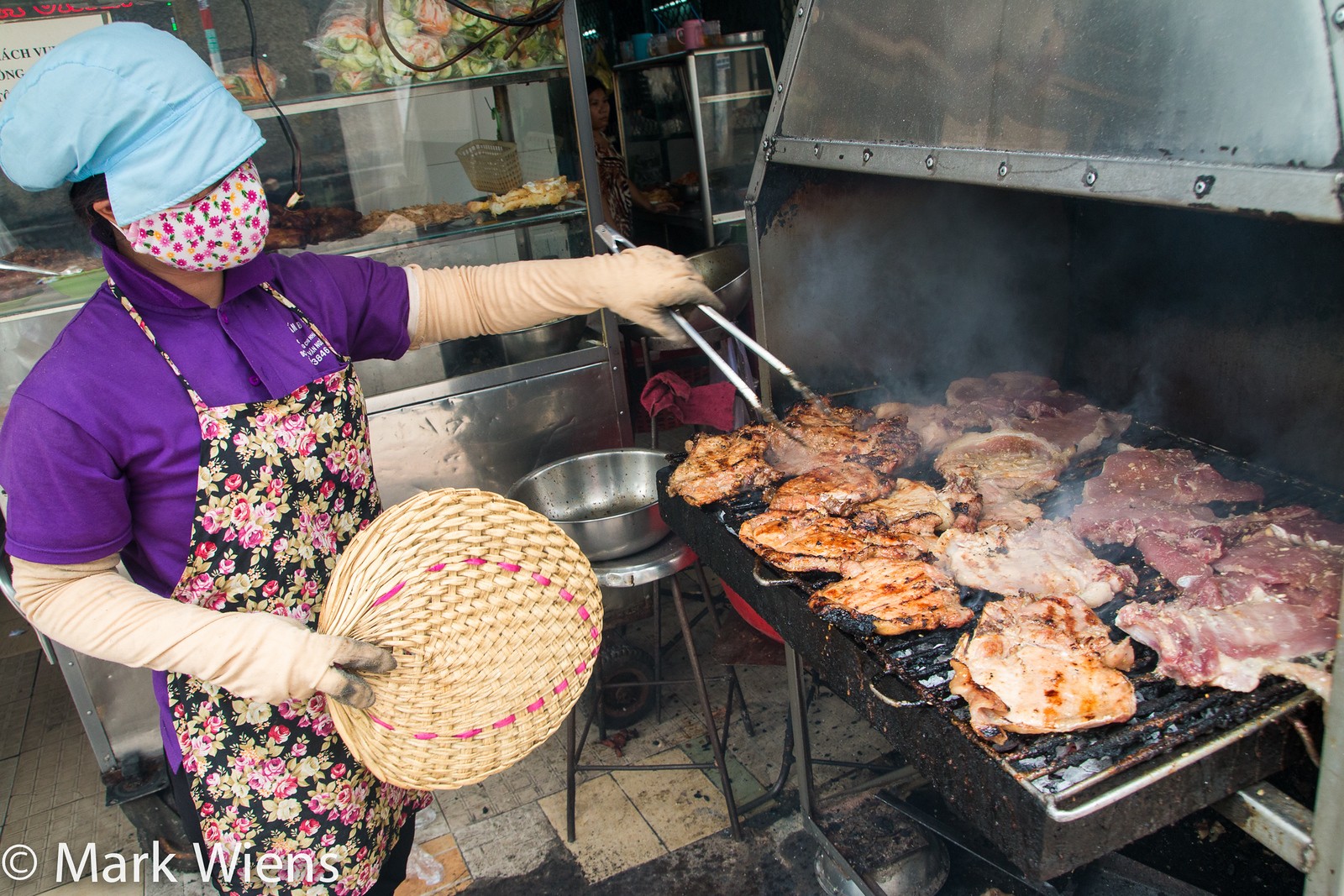Cơm Tấm Ba Ghiền: Khám Phá Món "Grand Slam" Sườn Nướng Nức Tiếng Sài Gòn 6 Thịt sườn nướng đang được nướng trên than hồng tại Cơm Tấm Ba Ghiền
