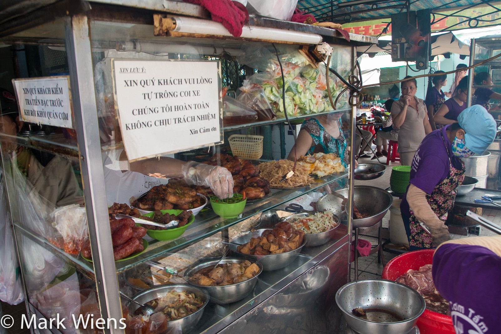 Cơm Tấm Ba Ghiền: Khám Phá Món "Grand Slam" Sườn Nướng Nức Tiếng Sài Gòn 7 Các món ăn kèm Cơm Tấm được trưng bày trong tủ kính tại quán