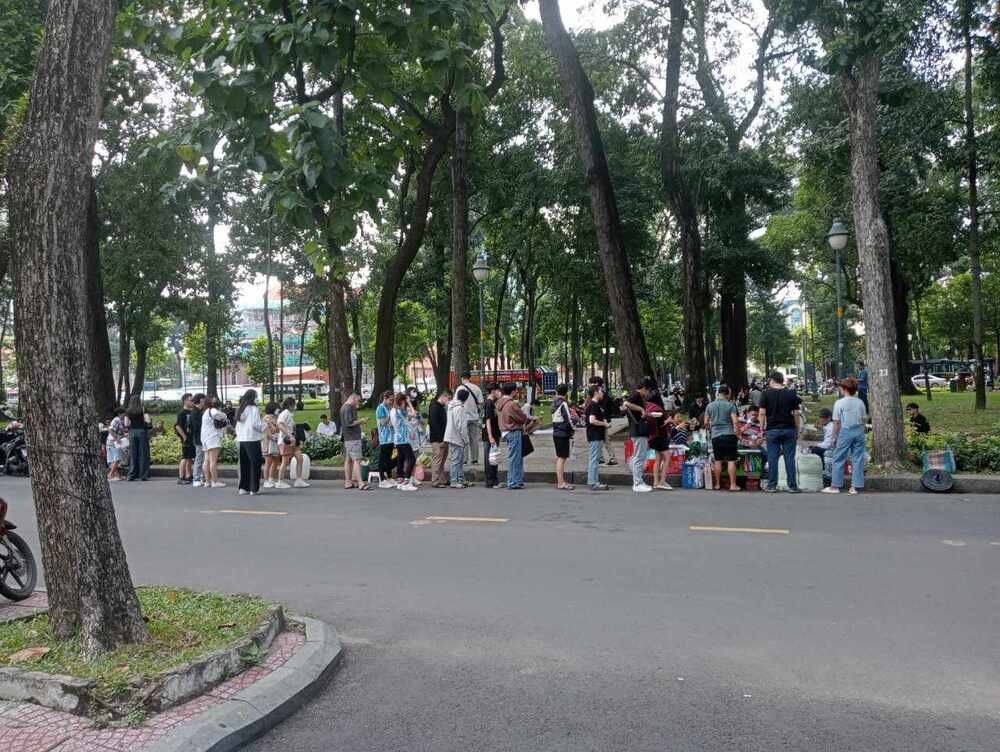 Khám Phá Nét Độc Đáo Của Văn Hóa Cà Phê Bệt Quận 1 Sài Gòn 20 Cà phê bệt xe tải công viên 30/4 đông đúc khách hàng, tạo nên không khí sôi động.