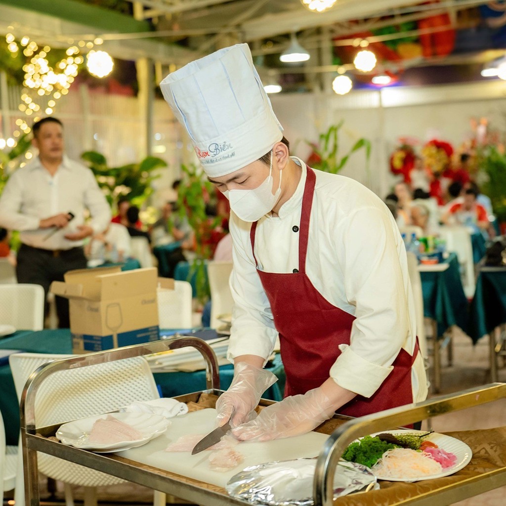 Hải sản Rạn Biển: Đưa Biển Khơi Về Giữa Lòng Đô Thị 6 Đầu bếp chuyên nghiệp của nhà hàng Rạn Biển đang tỉ mỉ chế biến món ăn tươi ngon