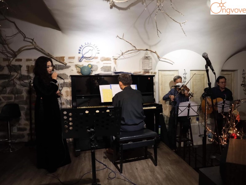 Khám phá Phòng Trà Khúc Ban Chiều: Điểm hẹn lãng mạn của âm nhạc Sài Gòn 16 Chân dung đội ngũ ca sĩ biểu diễn chính tại Phòng trà Khúc Ban Chiều