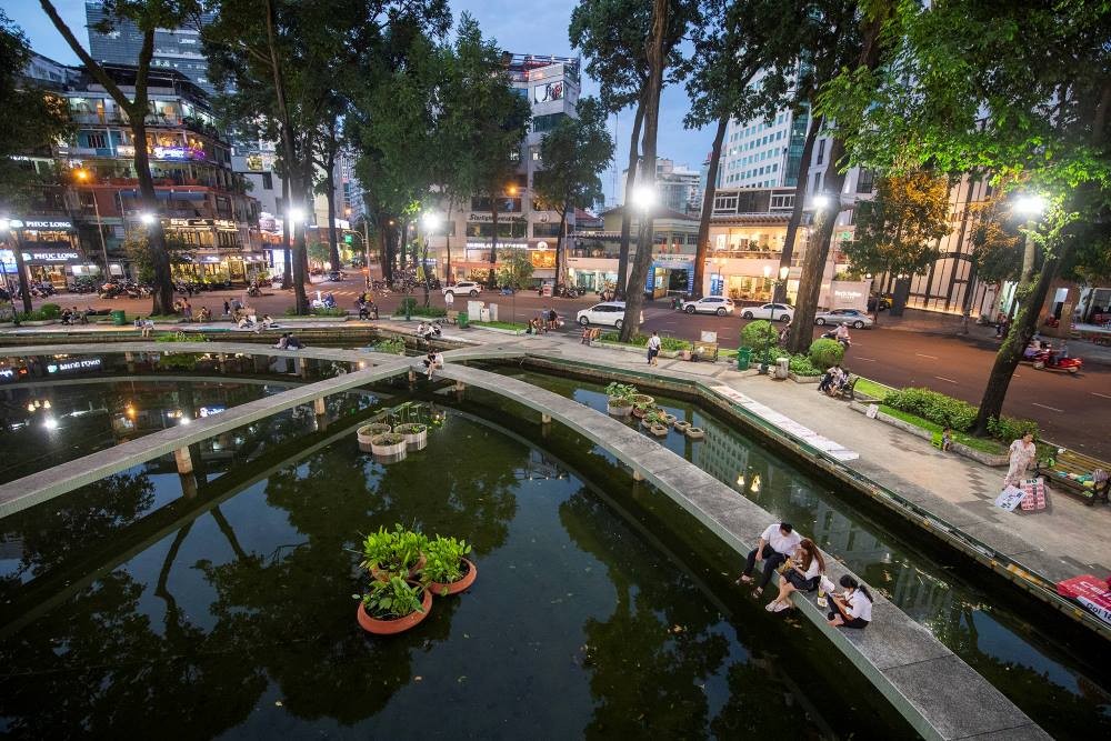 Quận 3 Có Gì Chơi? Khám Phá Trọn Vẹn Nét Đẹp Văn Hóa, Ẩm Thực và Giải Trí Sài Gòn 11 Thưởng thức cà phê bệt tại Hồ Con Rùa vào buổi chiều tà