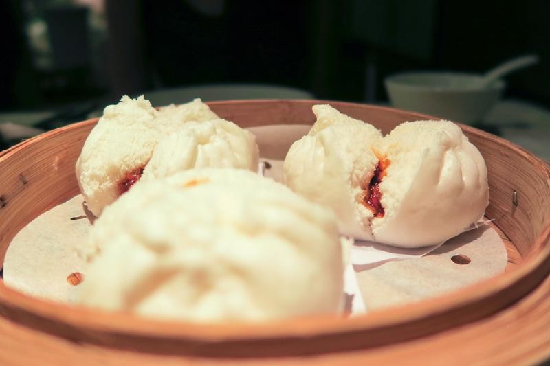 Đánh giá chi tiết nhà hàng Tung Garden: Tinh hoa ẩm thực Quảng Đông tại Sài Gòn 5 Không gian phòng ăn sang trọng với bàn ăn trải khăn trắng tại nhà hàng Tung Garden