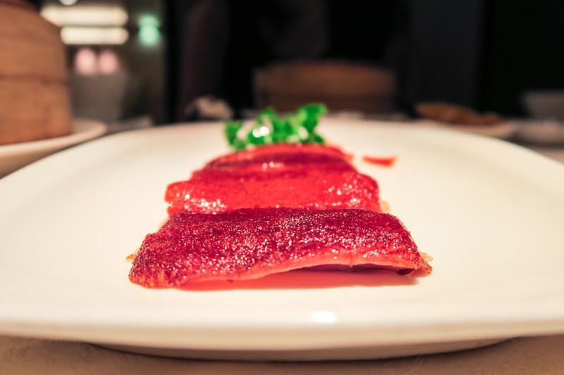 Các món dim sum và trà được bày biện trên bàn ăn tại nhà hàng Tung Garden