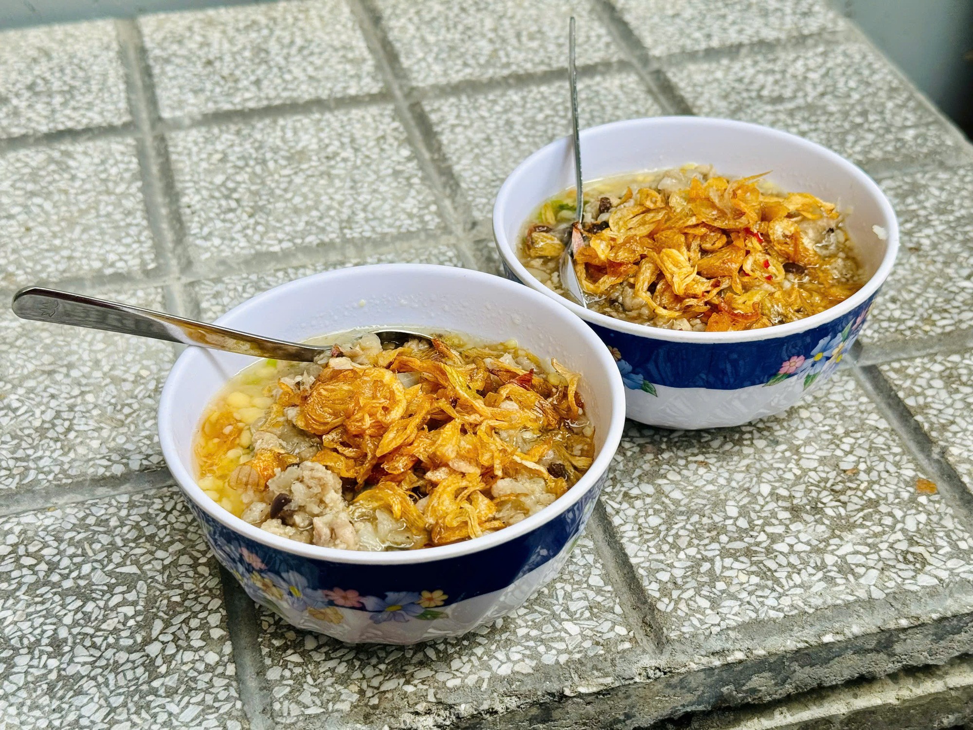 Bánh Đúc Phan Đăng Lưu: Hơn 40 Năm Vị Ngon Bình Dị Ghi Dấu Ký Ức Sài Gòn 9 Không gian bình dân của quán bánh đúc với những chiếc bàn gạch độc đáo