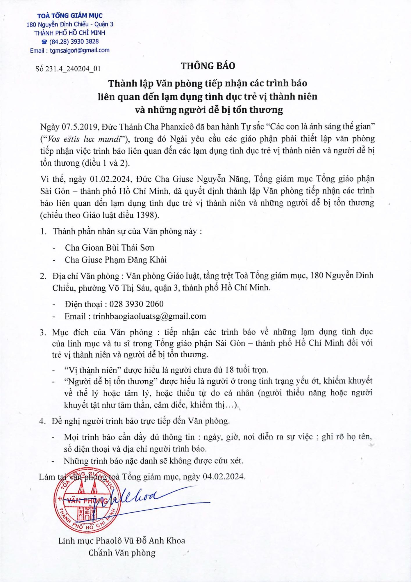 Phía bên ngoài tòa nhà Tổng Giám mục Thành phố Hồ Chí Minh, nơi đặt văn phòng tiếp nhận trình báo