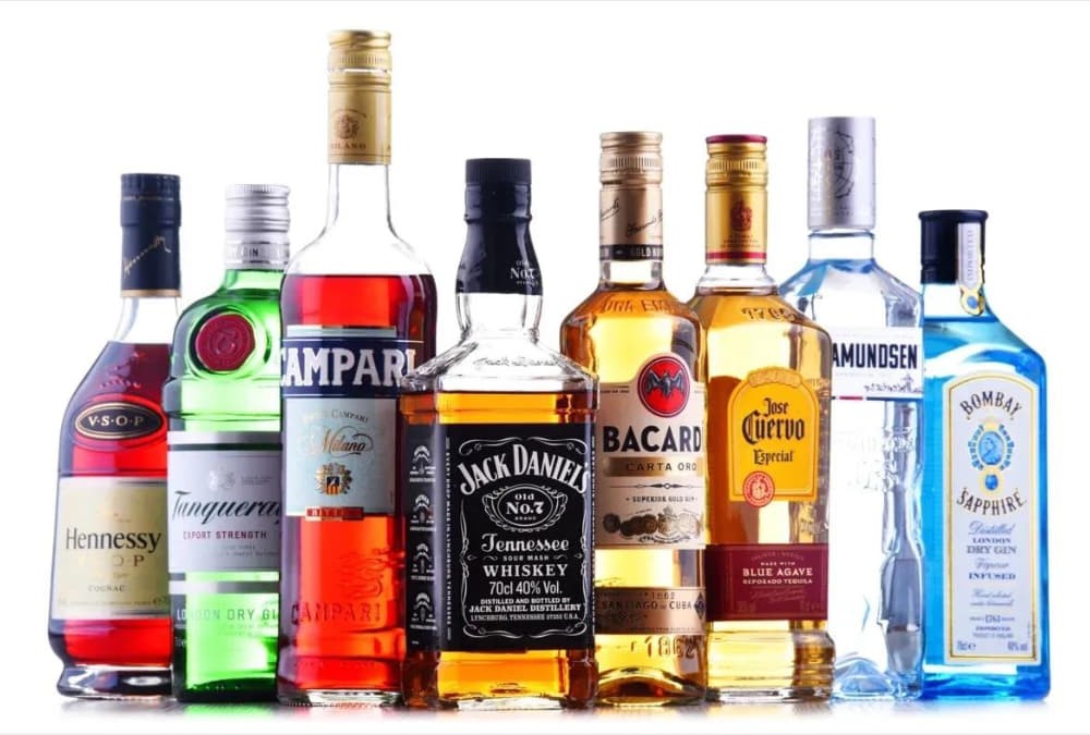 Khám phá Pub Sài Gòn: 14 Địa Điểm Hot Nhất Không Thể Bỏ Lỡ 19 The Iron Bank phục vụ đa dạng các loại rượu mạnh