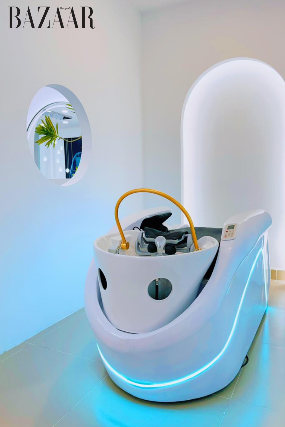 Stylist chuyên nghiệp tư vấn kiểu tóc và chăm sóc tóc cho khách hàng tại T-Hair Room