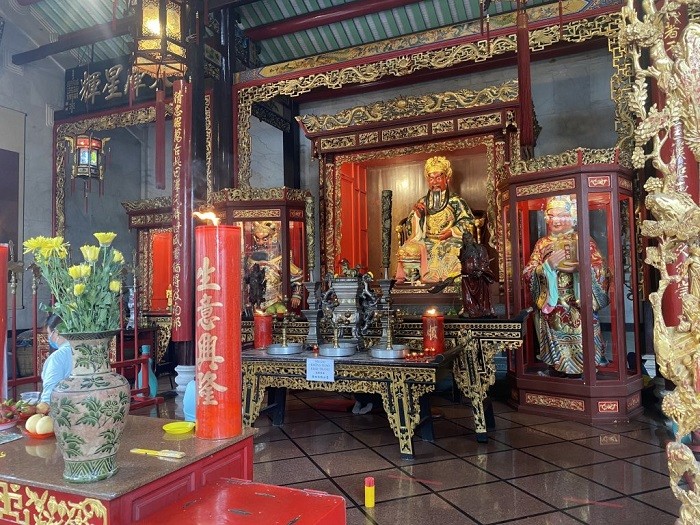 Khám Phá Hội Quán Nghĩa An: Viên Ngọc Kiến Trúc Người Hoa Giữa Lòng Sài Gòn 8 Bên trong Hội quán Nghĩa An, nơi thờ tự Quan Công trang nghiêm