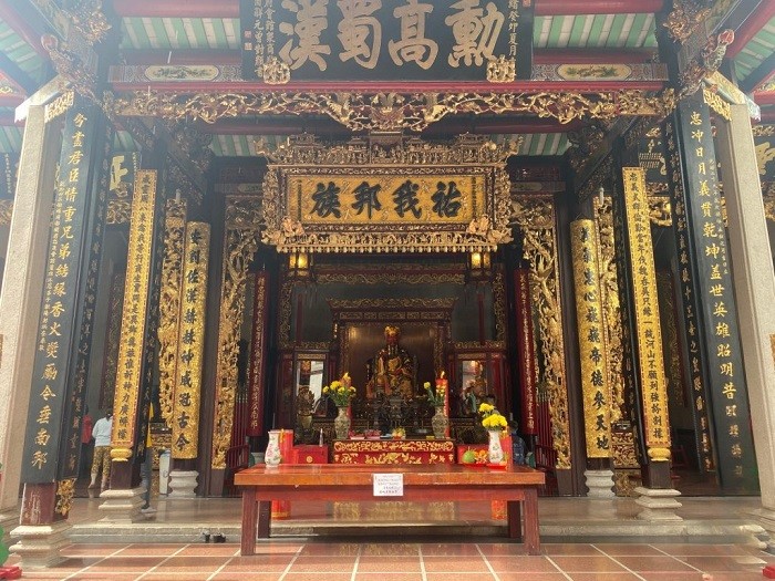 Khám Phá Hội Quán Nghĩa An: Viên Ngọc Kiến Trúc Người Hoa Giữa Lòng Sài Gòn 9 Những bức câu đối uy nghi được treo trên cột gỗ tại chính điện Hội quán Nghĩa An