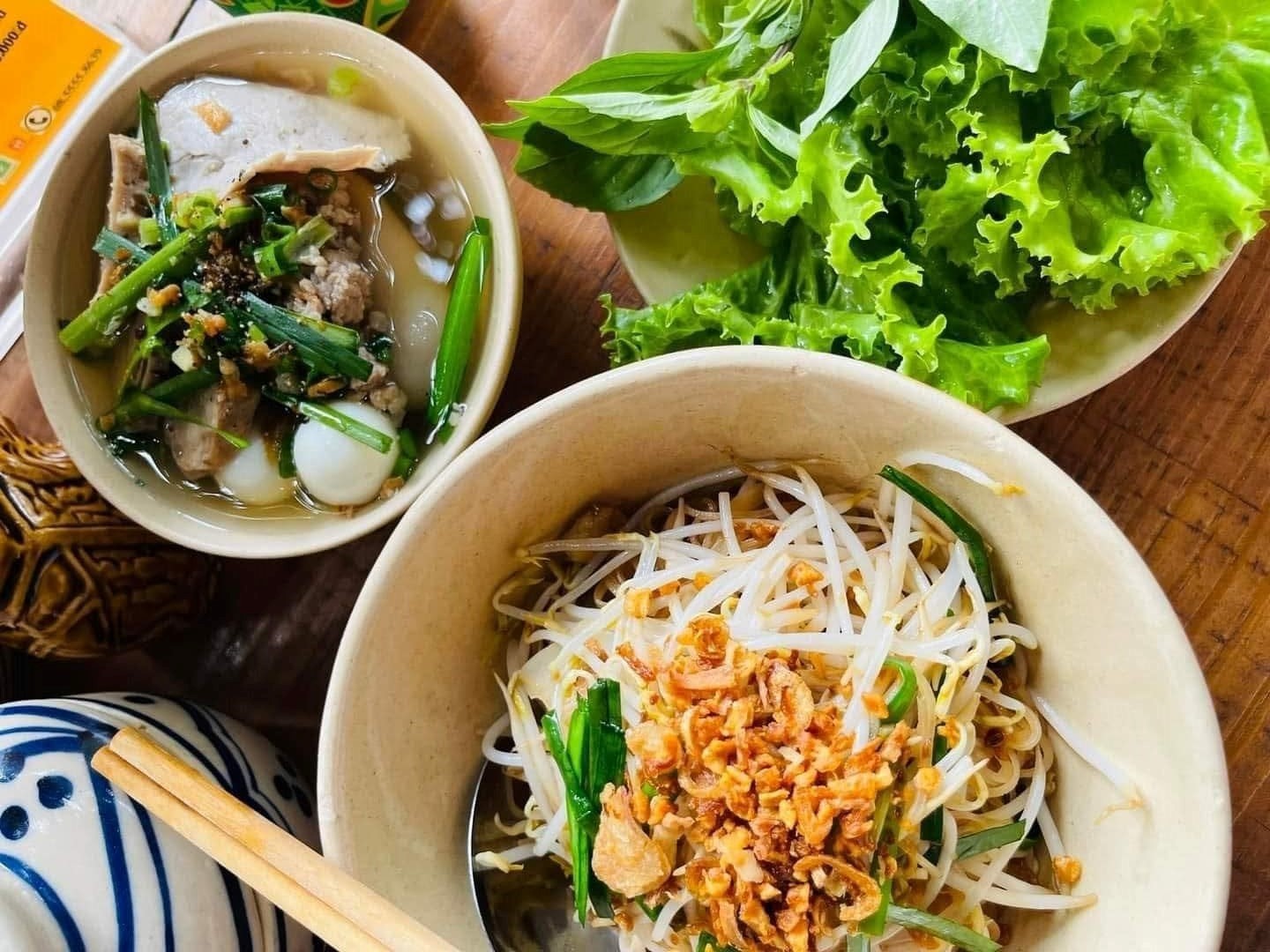 Tô hủ tiếu gồm nhiều topping như trứng cút, thịt lợn, gan, thịt băm cùng các loại rau