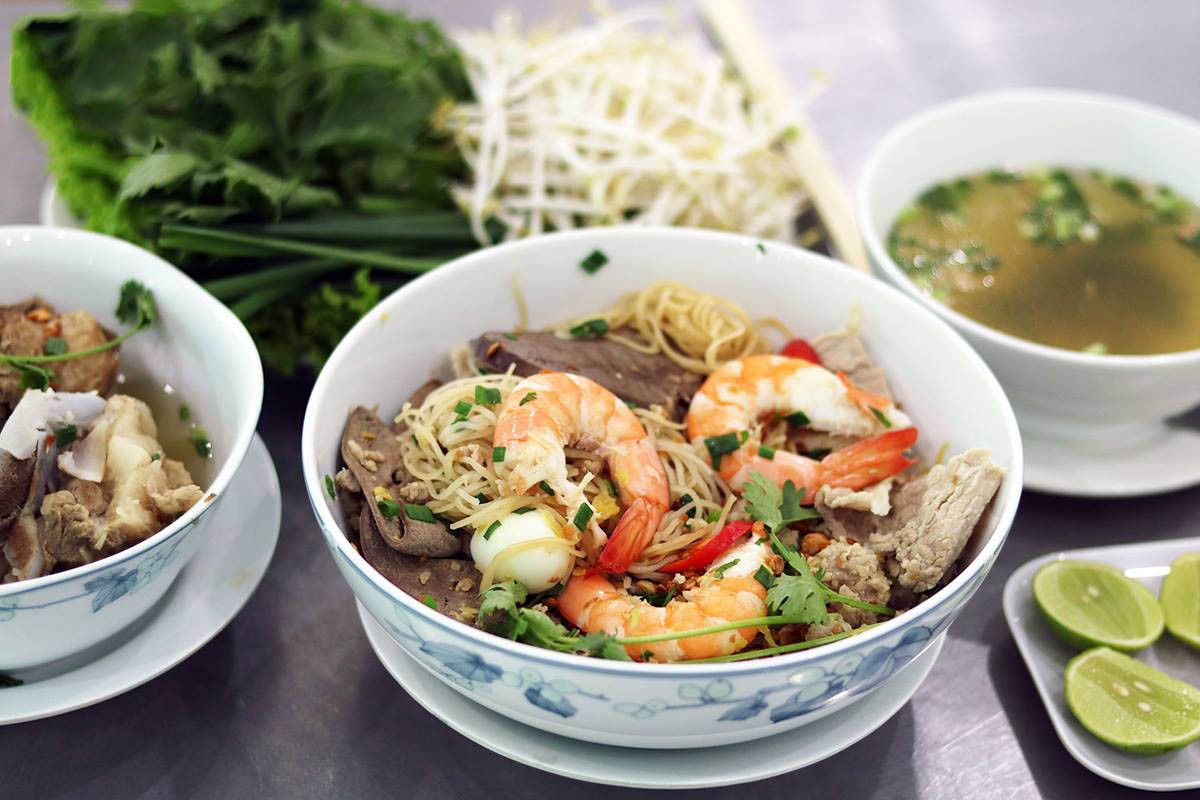 Hủ Tiếu Nam Vang Sài Gòn: Khám Phá Hương Vị Trứ Danh Qua 12 Quán Ăn Nổi Tiếng 7 Nguyên liệu hủ tiếu gồm tôm, thịt nạc, thịt bằm, tim, gan heo, trứng cút tươi ngon