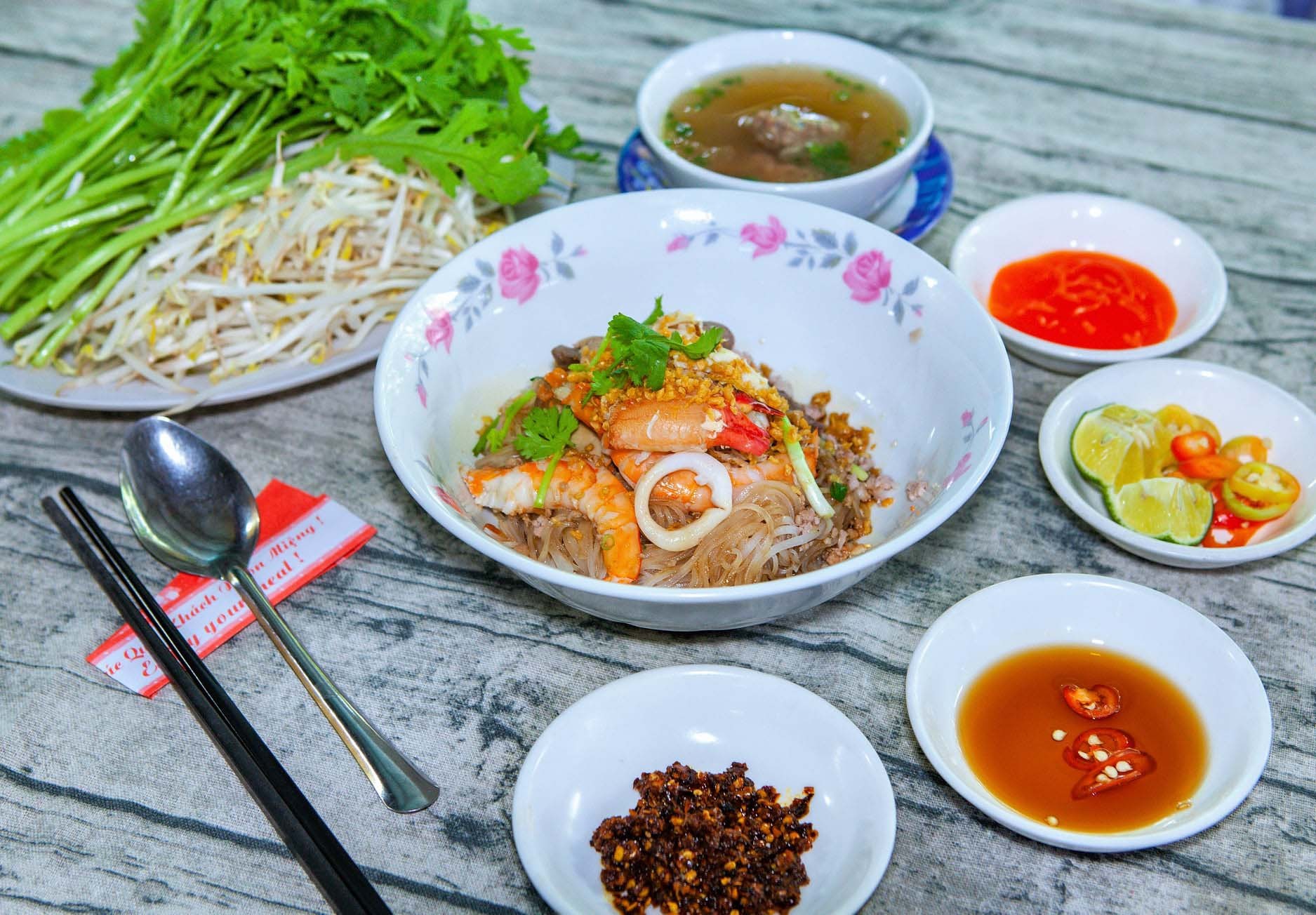 Hủ Tiếu Nam Vang Sài Gòn: Khám Phá Hương Vị Trứ Danh Qua 12 Quán Ăn Nổi Tiếng 8 Hủ tiếu tại quán có phần nước dùng đậm đà, topping chất lượng và phong phú