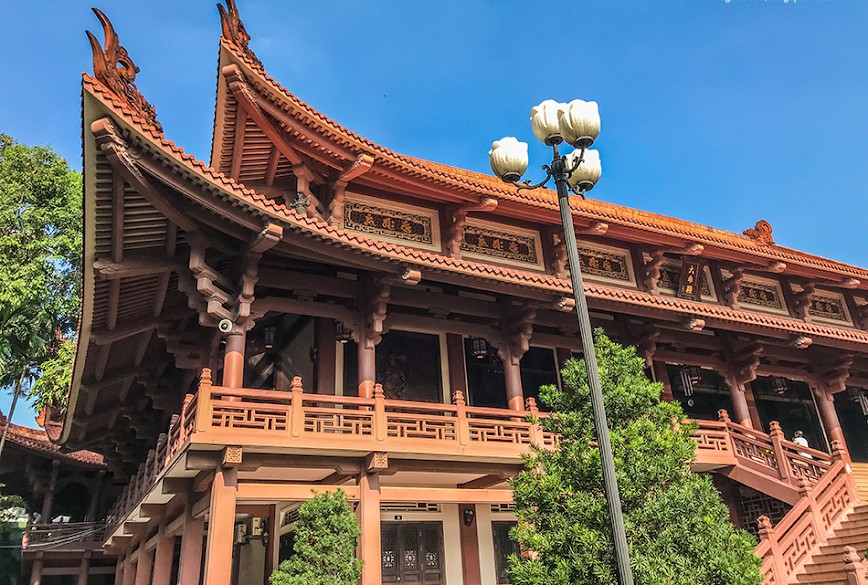 Chùa Huệ Nghiêm Bình Tân: Cổ Tự Lâu Đời Và Nét Đẹp Tâm Linh Sài Gòn 8 Khu vực thư viện cổ kính, yên bình của Chùa Huệ Nghiêm Bình Tân