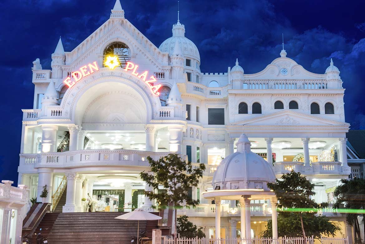 Sảnh tiệc lớn được trang hoàng lộng lẫy tại Eden Plaza, với kiến trúc tân cổ điển và đèn chùm pha lê