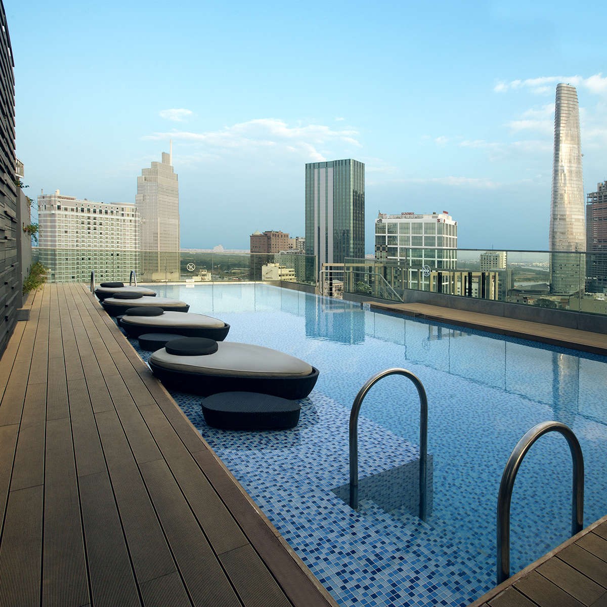 Hồ bơi vô cực với tầm nhìn toàn cảnh thành phố Sài Gòn